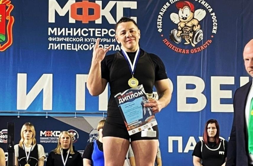 Орловчанка завоевала золото и серебро на чемпионате ЦФО по пауэрлифтингу