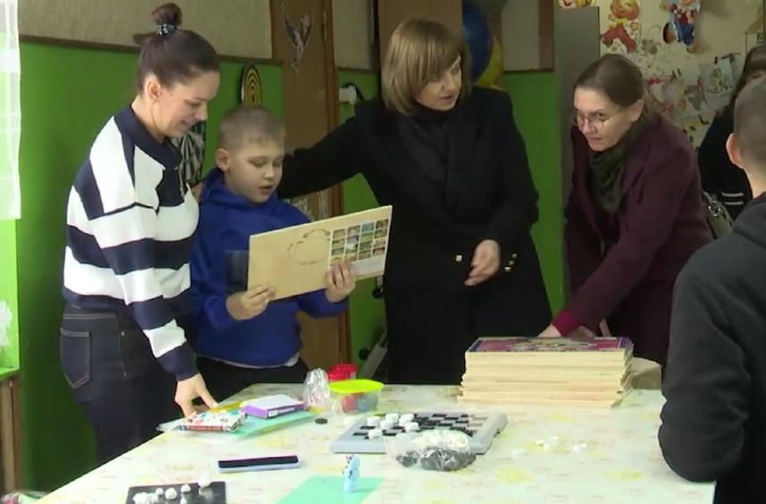 Детям Харцызска привезли 2 000 подарков