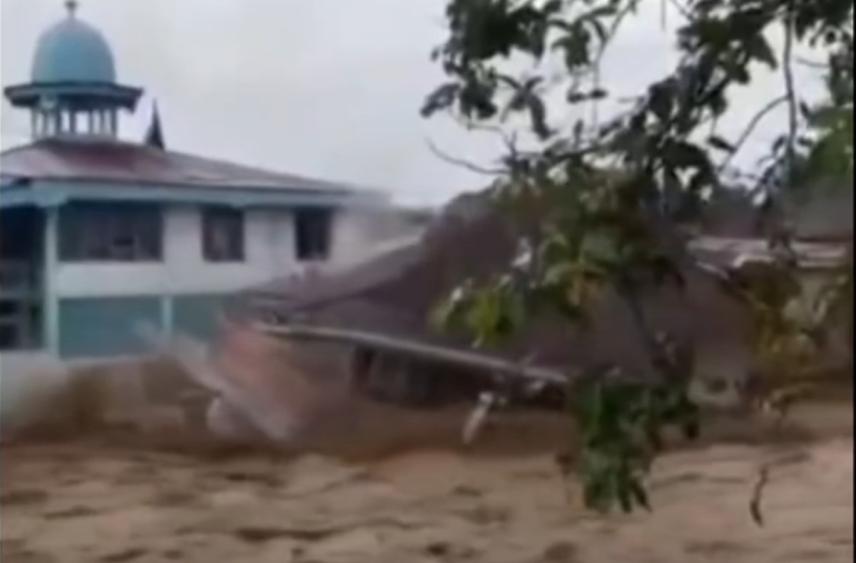 До 84 увеличилось количество жертв разрушительных наводнений на Суматре