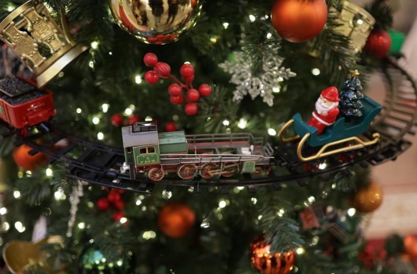 Мусульманин попросил соседей убрать установленную в подъезде елку