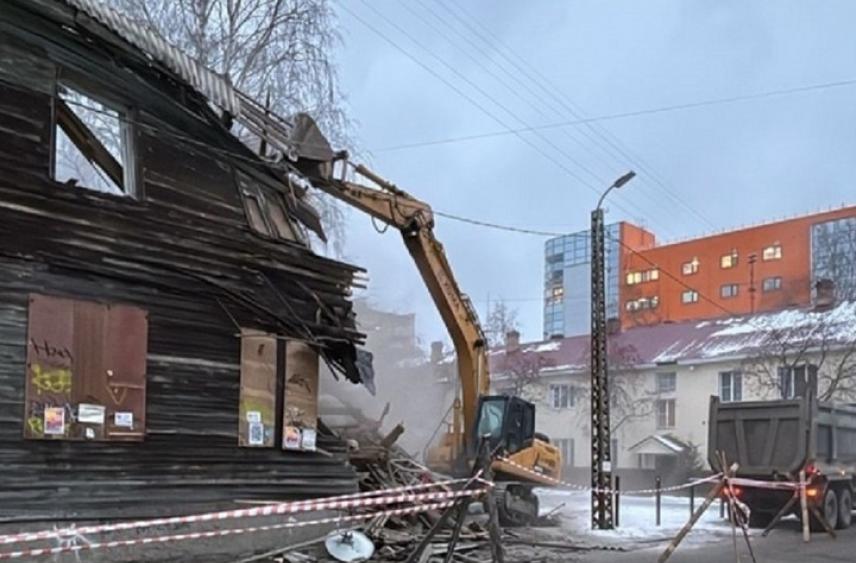 Подрядчик приступил к сносу аварийного здания в центре Петрозаводска