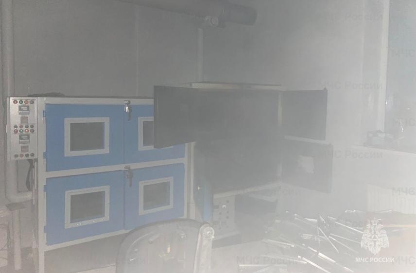 С утра в Мосальске тушили склад