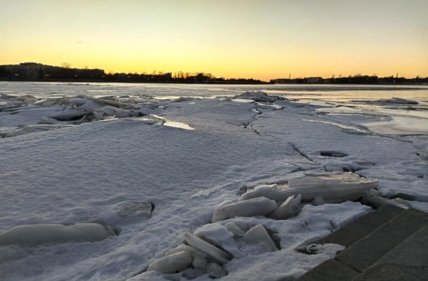 Петербурженка открыла сезон хождения по тонкому льду и чуть не утонула