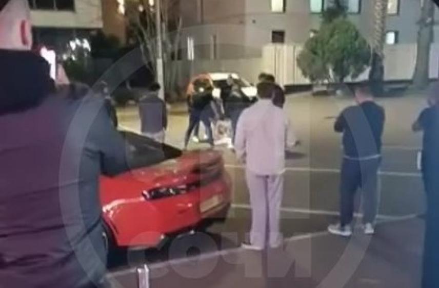 Голый мужчина под наркотиками напал на женщину у отеля в Сочи и попал на видео