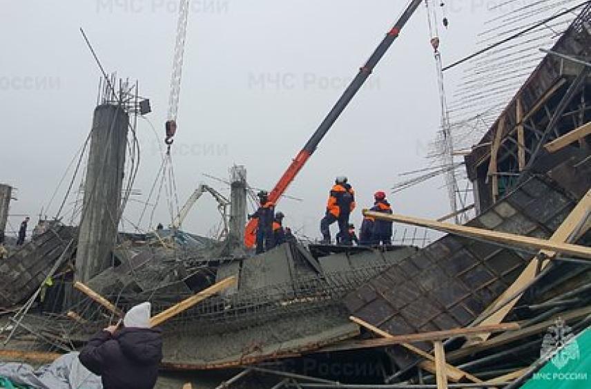 В Южно-Сахалинске на месте обрушения здания нашли человека без признаков жизни