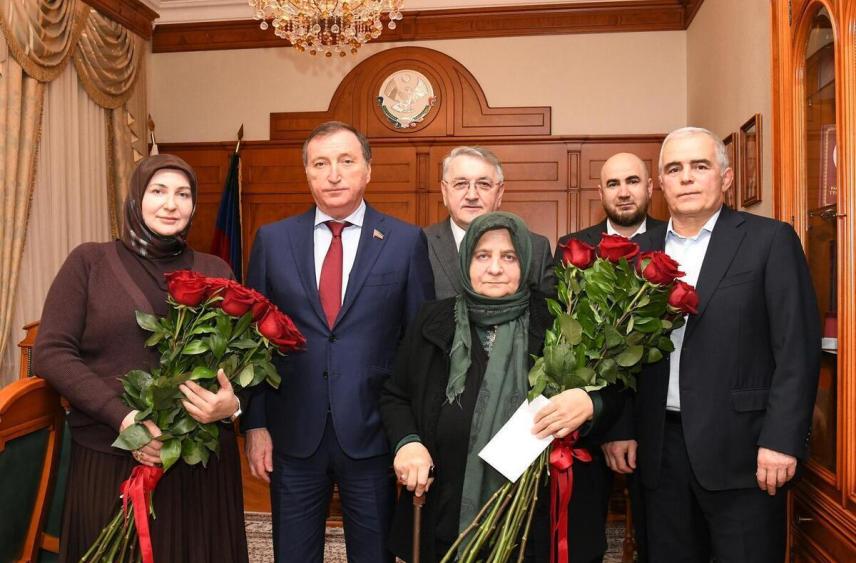 Спикер парламента Дагестана встретился с матерью троих участников СВО