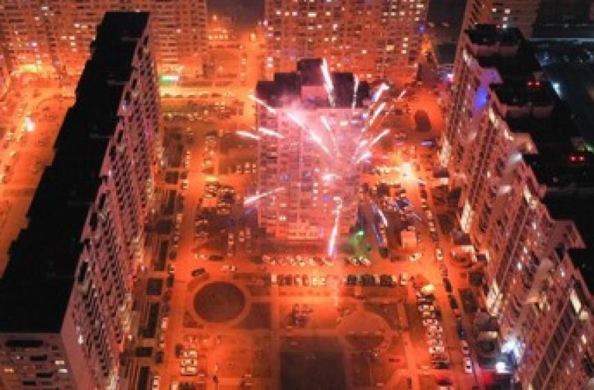 Автоэксперт Попов пояснил, чем фейерверки опасны для машин во дворе