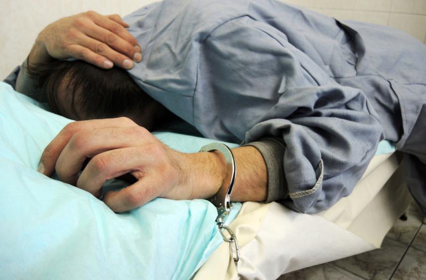 Осужденный за убийство зэк сбежал из медучреждения