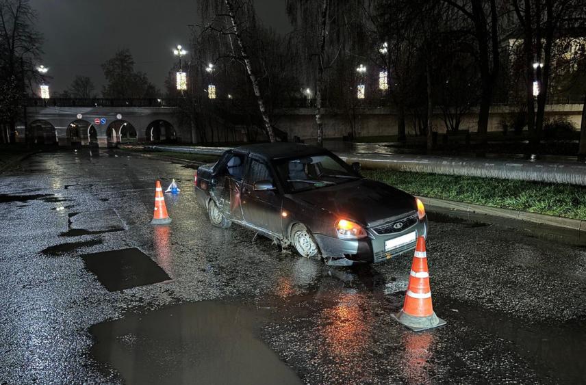 В Орле на улице Ленина молодой водитель авто врезался в столб
