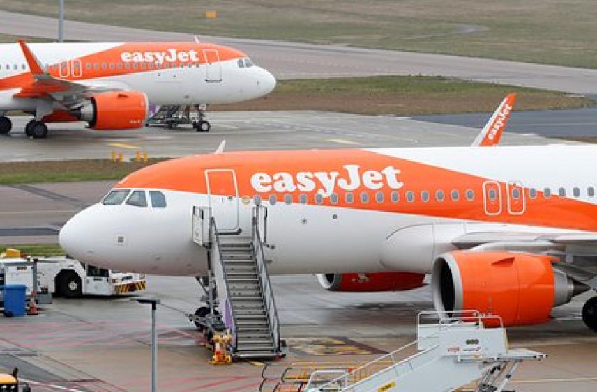 Пьяная пассажирка самолета бросалась на попутчиков и угрожала им расправой на борту