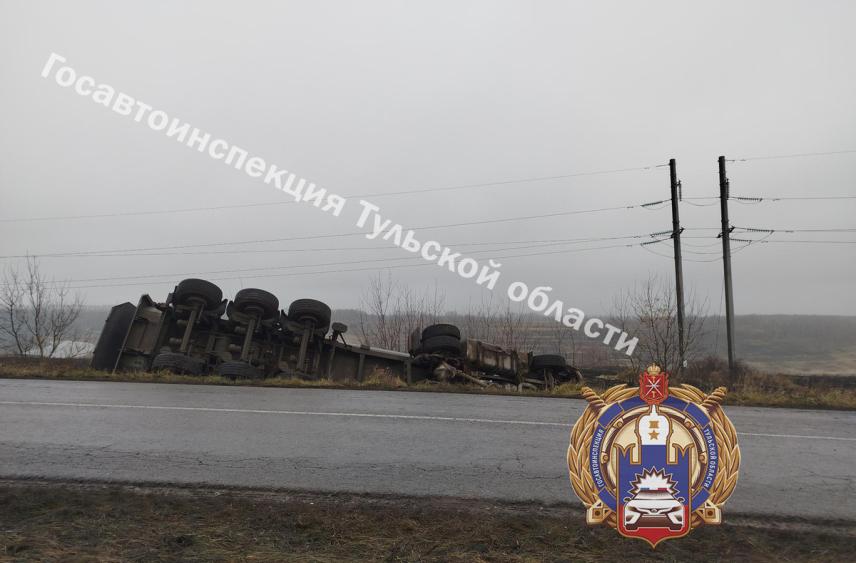 В Новомосковске грузовик опрокинулся в кювет, а водитель получил травмы