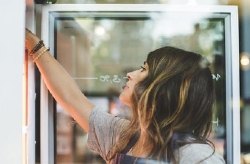 Адвокат Салкин: за кражу еды из холодильника на работе может грозить штраф