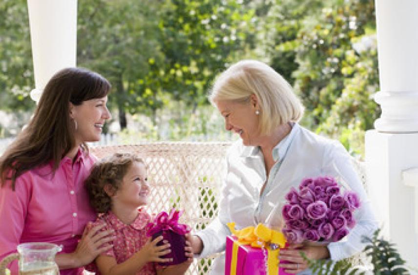 Аналитики рассказали, какие подарки россияне выбирают ко Дню матери