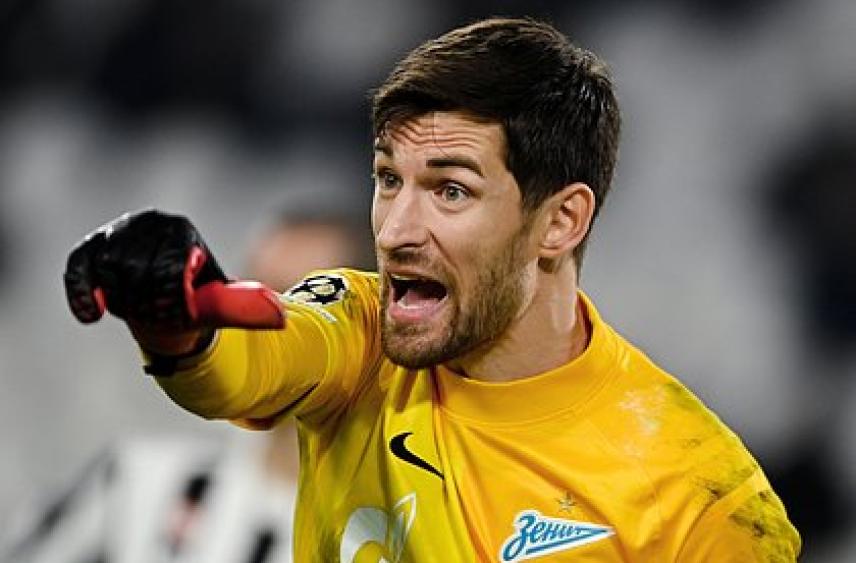 Бывший вратарь сборной России по футболу завершил карьеру в 34 года