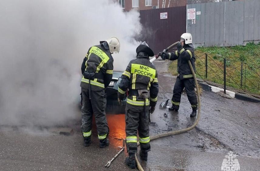 В Туле на Октябрьской улице потушили автомобиль