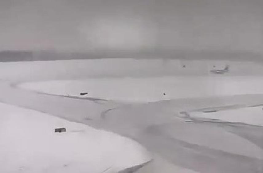 Самолет с десятками пассажиров угодил в сугроб во время посадки и попал на видео