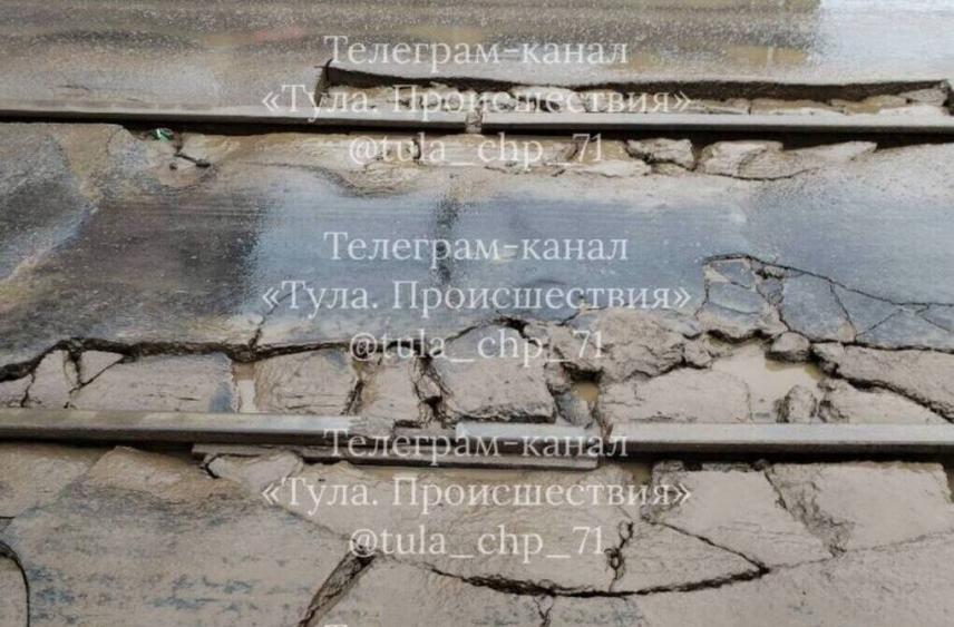 В Туле показали развалившиеся рельсы напротив детской поликлиники