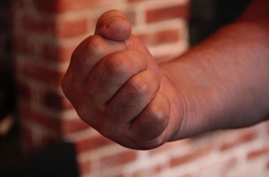 В калининградской коммуналке мужчина избил пенсионерку