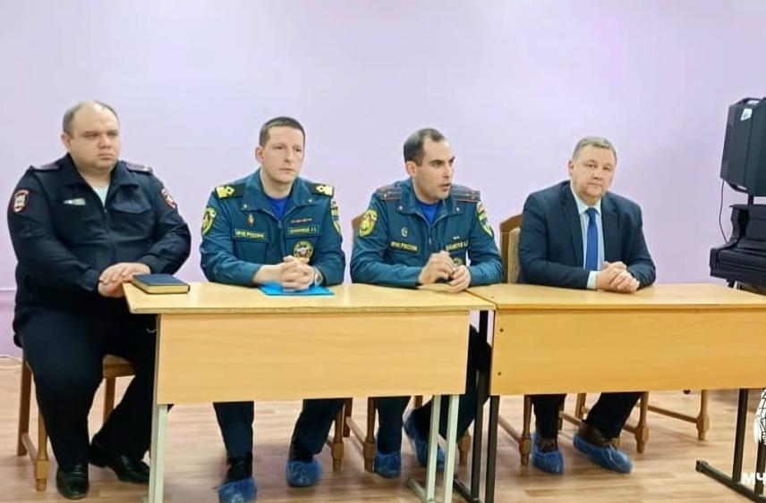 Сотрудники МЧС провели профилактическое мероприятие в смоленском микрорайоне Колодня