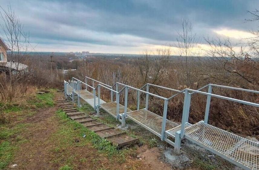 В Брянске соединили лестницей улицы Подарную и Сакко и Ванцетти