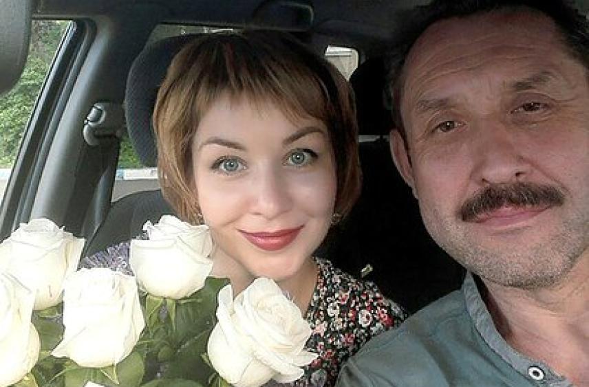 На государственном ТВ расследуют исчезновение семьи Усольцевых. Поиски привели на тропический пляж, в бары и к астрологу