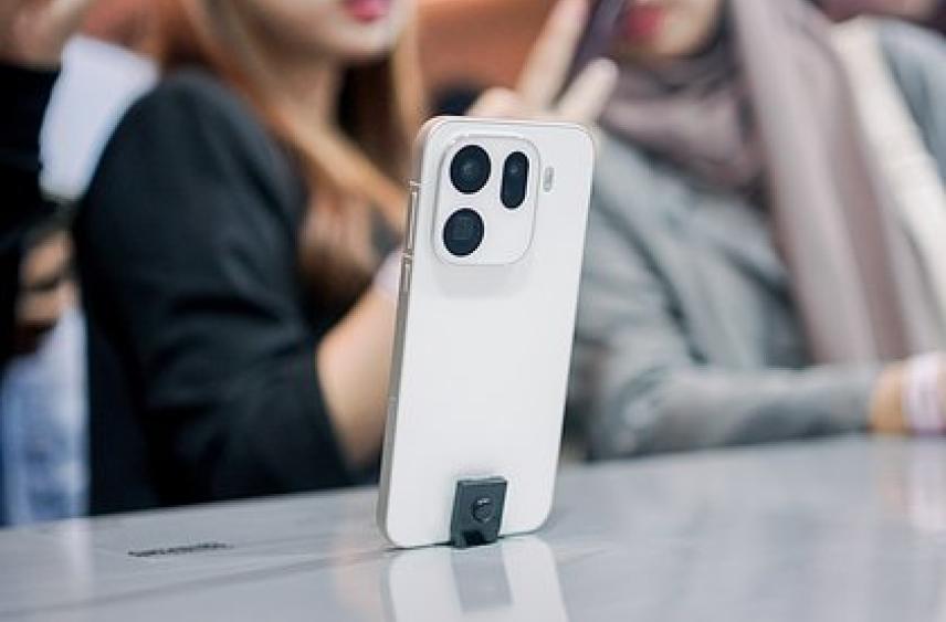 Создана самая большая камера для смартфонов