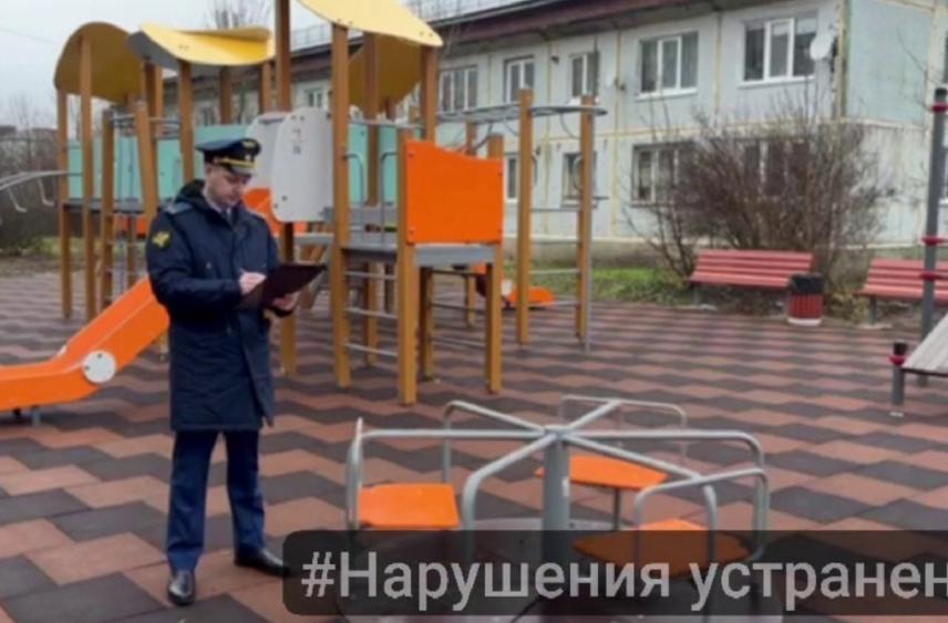 В Заокском после вмешательства прокуратуры установили новую детскую площадку