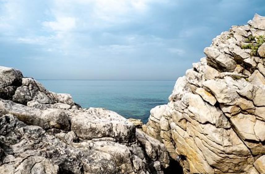 Туристка решила запечатлеть пляж со скалы, сорвалась с 25-метровой высоты и не выжила