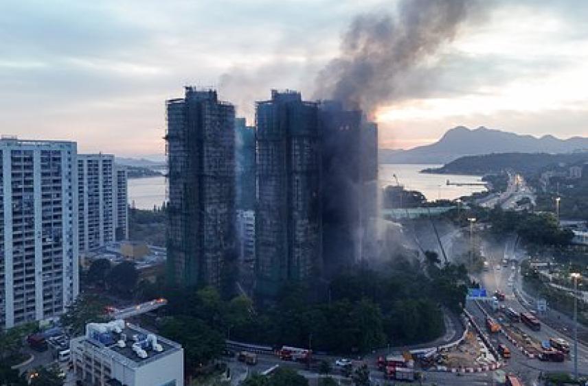 Число жертв крупного пожара в Гонконге превысило 100 человек