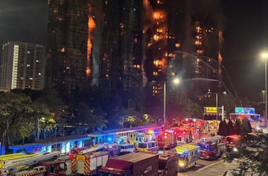 SCMP: в Гонконге по делу о пожаре в жилом комплексе арестованы восемь человек