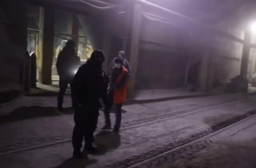 Логово мигрантов обнаружили силовики на заброшенном заводе