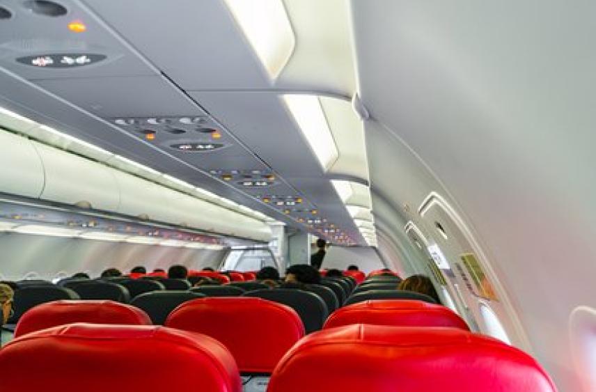 Пассажир самолета тайком употребил марихуану в туалете и сорвал рейс