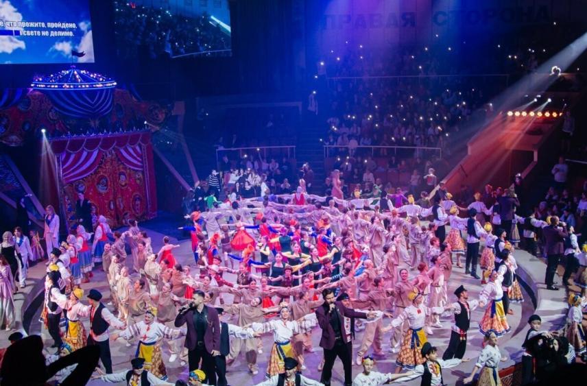 Шоу «Мы – единое целое» в Луганске стало ярким праздником в честь юбилея колледжа культуры