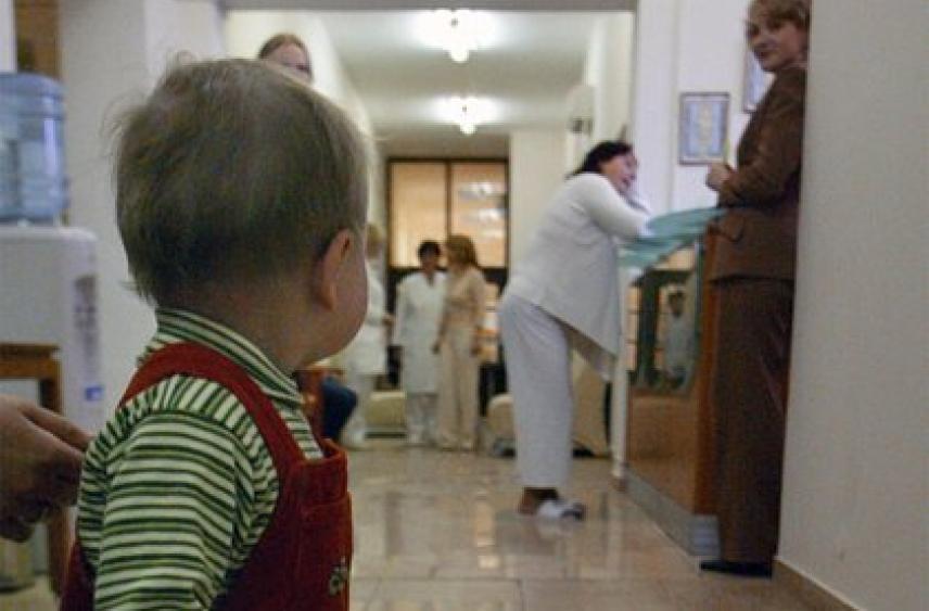 Родители заявили о возвращающихся из детсада детях с ожогами и раздробленными пальцами