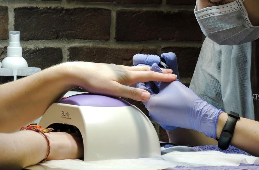 Женщина попала в реанимацию после маникюра