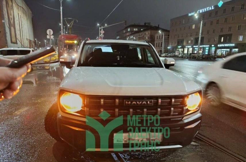 В Казани стали трамваи трех маршрутов из-за сломавшейся иномарки