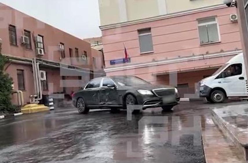 Помятый после ДТП люксовый Mercedes-Maybach Жириновского сняли на видео