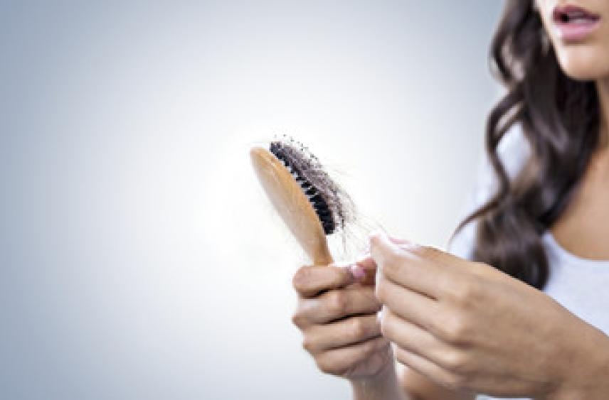 Трихолог Кондрахина рассказала об опасных признаках выпадения волос