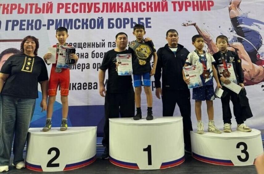 Юные борцы Калмыкии померялись силами