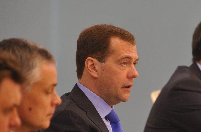 Медведев заявил, что &#34;украинская коррупционная власть посыпалась&#34;