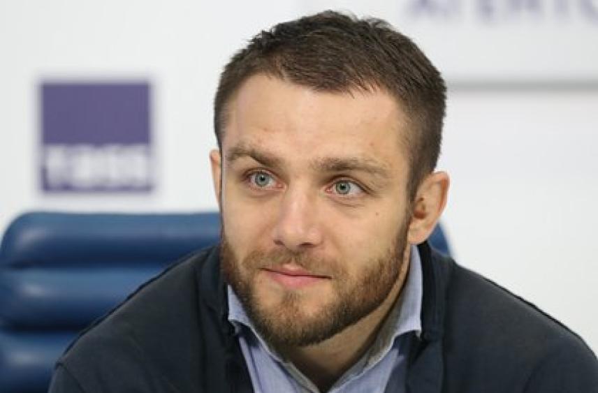 Боец ММА рассказал об обманувшей его на 900 тысяч рублей помощнице