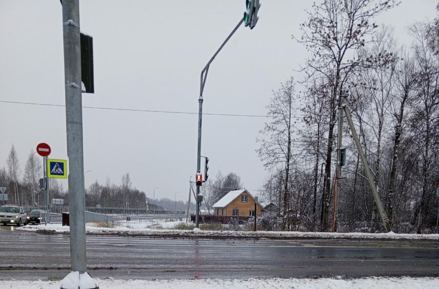 На выезде из псковского аэропорта появился пешеходный светофор