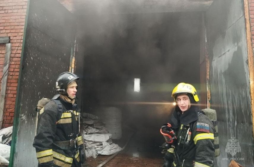 За день в Волжске горели цех, автомобиль и мусор