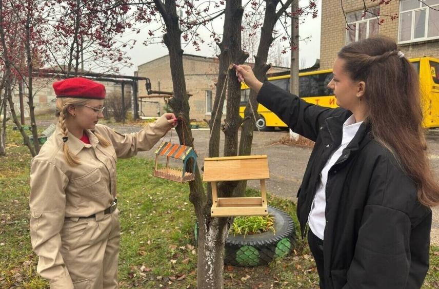 В Ясиноватой юнармейцы развесили кормушки для птиц