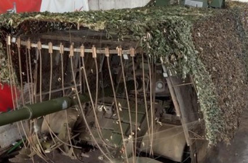 Противодроновые панцири: как бойцы ВС РФ модернизируют танки Т-62М в полевых условиях