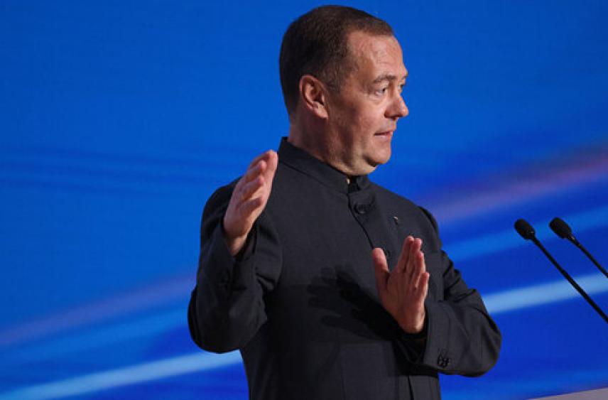 Медведев: Зеленский нелегитимен и не должен подписывать мирный договор