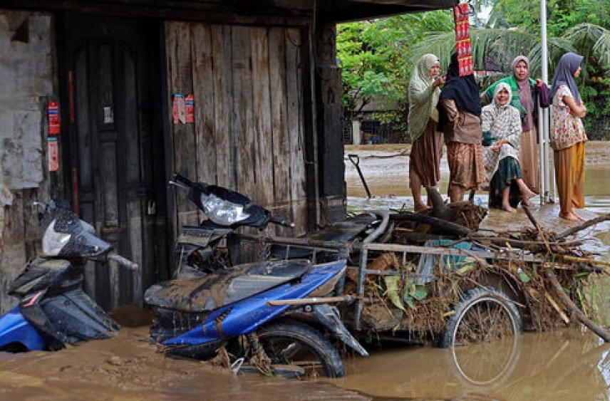 В Индонезии число жертв наводнений и оползней достигло 84 человек