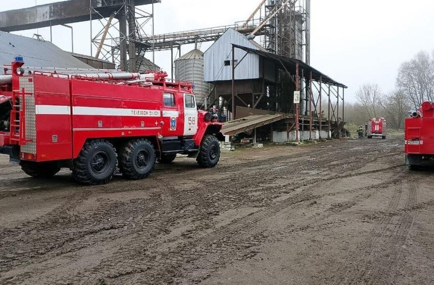 В тульском поселке Арсеньево сгорела зерносушилка