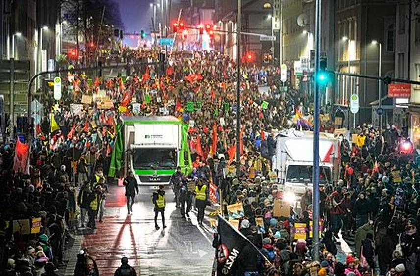 В Германии митинг против оппозиции перерос в столкновения с полицией