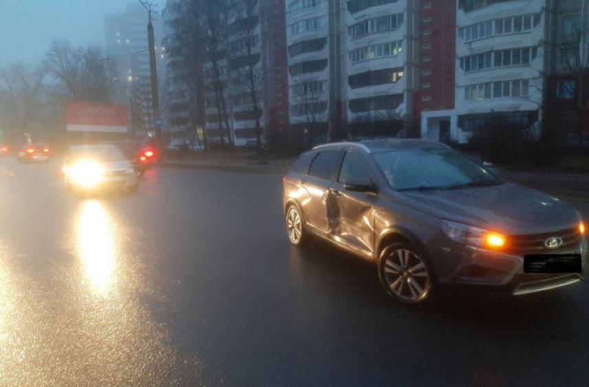 На Краснинсуком шоссе в Смоленске водитель «Весты» пострадал в ДТП